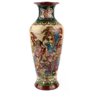 Pode incluir: Um vaso de cerâmica alto com corpo cor de creme apresentando uma cena multicolorida de figuras em trajes tradicionais, árvores e arquitetura. O pescoço e a base são vermelho-escuro com padrões florais e uma faixa preta salpicada no topo.