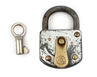 Lord Of Battles Vintage Iron Padlock – Medieval Dungeon Style Lock With Keys & Chainmail Keychain, Heavy Duty For Gates, Doors, Trunks