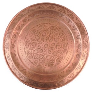 Pode incluir: Um conjunto de três canecas de cerâmica com acabamento manchado e fosco. Cada caneca apresenta uma cor diferente: azul claro, creme e cinza. As canecas têm um design simples e moderno, para café ou chá.
