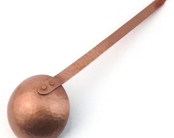 Vintage koperen pollepel met tinnen voering, handgehamerd keukengerei, rustieke koperen soeplepel, traditioneel Europees kookgerei