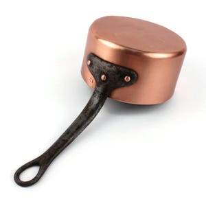 Vintage französischer Kupfertopf, kleiner Kochtopf (12 cm), Topf mit geschmiedetem Eisengriff, rustikales Kupferkochgeschirr, Küchendekoration im französischen Landhausstil