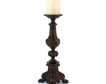 Portacandele antico in bronzo patinato, candeliere in bronzo fuso decorato con piedini a forma di zampa, portacandele in stile neogotico, decorazione per altare in bronzo pesante
