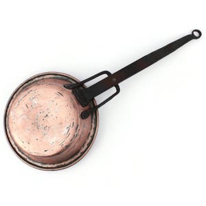 Peut inclure: Une poêle en cuivre avec un long manche en métal foncé et une petite boucle à l'extrémité. La poêle a un bol rond et peu profond et un support en métal foncé reliant la poignée à la poêle. Le cuivre est brun rougeâtre.