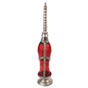 Può includere: Un'alta e ornata bottiglia di vetro rosso con una base in metallo color argento, fasce decorative e un lungo tappo perlato. La bottiglia ha una forma bulbosa ed è progettata con dettagli intricati. Il design generale è elegante e decorativo.