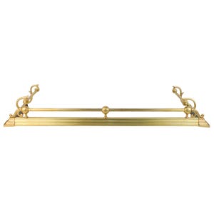 Puede incluir: Un guardafuegos dorado con detalles ornamentados en forma de volutas en los extremos y una esfera central. La barra horizontal tiene una textura acanalada. El diseño es simétrico y clásico.