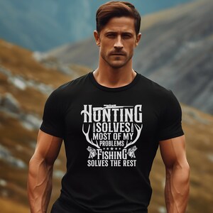 Puede incluir: Una camiseta negra con un gráfico blanco que dice "La caza resuelve la mayoría de mis problemas. La pesca resuelve el resto." El gráfico también incluye un rifle, astas y peces.