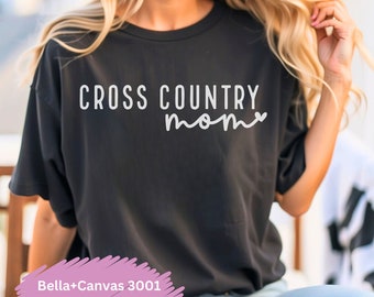 Może przedstawiać: Czarny T-shirt z napisem "Cross Country Mom" w białych literach z małym sercem.