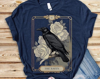 chemise corbeau vintage, t-shirt carte de tarot, chemise goblincore, t-shirt gothique, chemise sorcière, t-shirt corbeau noir, chemise sombre universitaire, chemise mystique