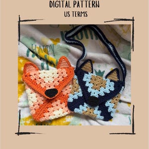 Puede incluir: Dos monederos de ganchillo con forma de cara de perro. Uno es naranja, melocotón y crema, el otro es azul marino, beige y azul claro. Los monederos tienen detalles de nariz y orejas negros. El texto "Pup Pal Purse" y "Digital Pattern US Terms" está en la parte superior.