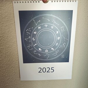 Ilustrowany kalendarz ścienny ze znakami zodiaku