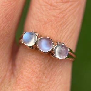 Anillo antiguo de oro rosa de 10k con trilogía de piedra lunar - talla 6.75+
