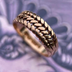 Anillo antiguo victoriano de oro rosa de 9 quilates con diseño de espiga • 1891 • talla 5.75