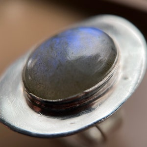 Vintage Silver Modernist Oval Labradorite Saucer Ring - Sz 7.75/8