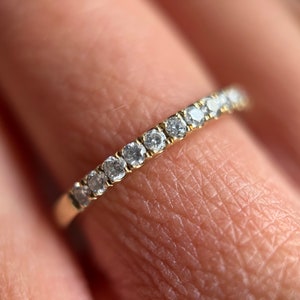 Anillo de oro de 10 k vintage con circonita cúbica y banda apilable de media eternidad - Talla 6.5