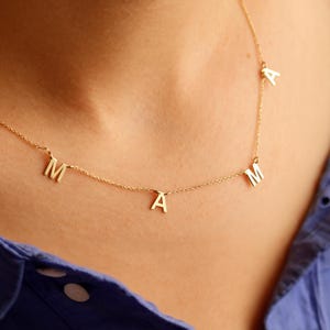 Collar con la letra de mamá en oro macizo de 14 quilates, collar personalizado con la inicial de mamá en oro, joyas para mamá, collar minimalista para madre, regalos para el día de la madre