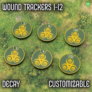 Könnte beinhalten: Sechs grüne Wundmarker-Token mit gelben Totenkopf-Designs und den Zahlen 1, 6, 9 und 12. Der Text "WOUND TRACKERS I-12", "DECAY" und "CUSTOMIZABLE" ist ebenfalls sichtbar. Diese Token sind für Tabletop-Spiele konzipiert.
