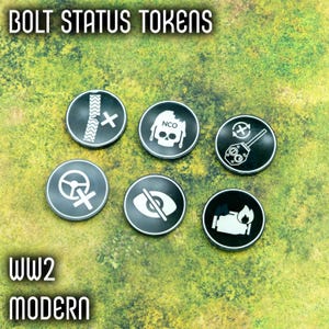 Puede incluir: Un conjunto de fichas negras de estado de perno con iconos blancos, incluyendo una huella de neumático, una calavera y una llama. El texto "BOLT STATUS TOKENS" y "WW2 MODERN" se muestra en blanco.