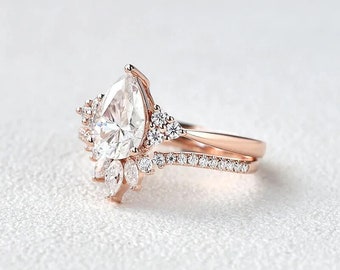 Conjunto de anillos de compromiso de moissanita con corte de pera, anillo de compromiso de oro rosa único, regalo de aniversario nupcial de boda de diamantes curvos para mujeres
