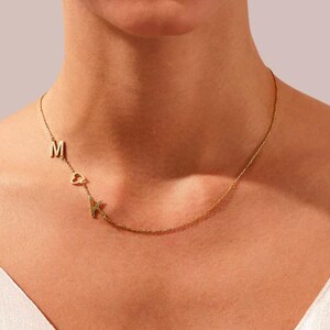 Delicata collana con iniziale, collana con lettera laterale personalizzata, gioielli con nome personalizzato, collana minimalista per donna, regalo di Natale per lei