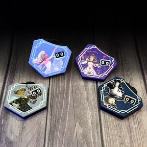 Puede incluir: Un juego de tres tazas de cerámica con un acabado mate moteado. Las tazas son en tonos crema, gris claro y gris oscuro. Cada taza tiene un diseño simple y minimalista, ideal para café o té.