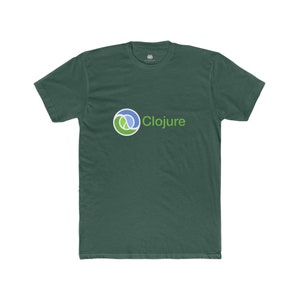 Pode incluir: T-shirt verde escuro com a palavra "Clojure" em verde e um logótipo circular em azul e verde. A t-shirt é de gola redonda.