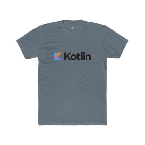 Peut inclure: T-shirt bleu ardoise avec le mot "Kotlin" en noir et un logo coloré. Le logo est un "K" stylisé en orange, bleu et violet. Le t-shirt est à col rond et à manches courtes.