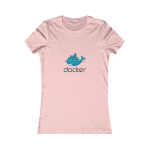 Könnte beinhalten: Hellrosa T-Shirt mit einem blauen Wal-Design, der blaue Container trägt, und dem Wort "docker" darunter. Das T-Shirt hat kurze Ärmel und einen Rundhalsausschnitt. Das Design ist mittig platziert.