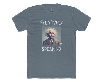 Könnte beinhalten: Blau-graues T-Shirt mit einem Porträt von Albert Einstein und dem weißen Schriftzug "RELATIVELY SPEAKING". Einstein trägt einen Anzug und hat eine wilde Frisur.