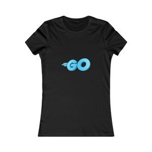 Peut inclure: T-shirt noir avec le mot "GO" en bleu clair, effet 3D et lignes de mouvement. Le t-shirt a un col rond et des manches courtes. Le graphisme est centré sur la poitrine.