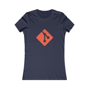 Peut inclure: T-shirt bleu marine avec un motif carré orange. Le motif présente une ligne blanche et deux cercles. Le t-shirt a des manches courtes et un col rond. Le motif est centré sur la poitrine.