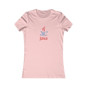 Puede incluir: Camiseta rosa claro con el logo de Java en rojo y azul. El logo muestra una taza de café estilizada con vapor y la palabra "Java" debajo. La camiseta tiene cuello redondo y mangas cortas, ideal para uso diario.