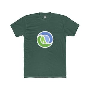 Pode incluir: Uma camiseta verde escuro com um logotipo circular na frente. O logotipo apresenta um design com formas curvas verdes, azuis e brancas. A camiseta é feita de um material macio.