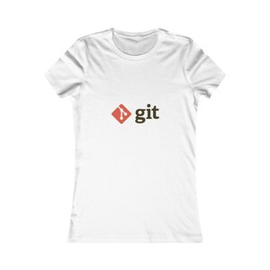 Peut inclure: T-shirt blanc avec le mot "git" en marron foncé, accompagné d'un logo rouge et blanc. Le haut a un col rond et des manches courtes.