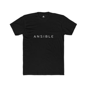 Peut inclure: T-shirt noir à col rond avec le mot "ANSIBLE" imprimé en blanc sur la poitrine. Le t-shirt est fait d'une matière douce et a des manches courtes. Le t-shirt est de couleur noire unie.