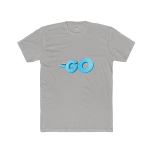 Könnte beinhalten: Hellgraues T-Shirt mit dem Wort "GO" in Hellblau und einem Flügeldesign. Das T-Shirt hat einen Rundhalsausschnitt und kurze Ärmel. Die Grafik befindet sich mittig auf der Vorderseite.