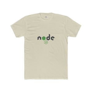Op de afbeelding: Lichtbeige t-shirt met het woord "node" in een geometrisch lettertype, met een groene zeshoek en de letters "js" in een groene zeshoek. Het shirt heeft een klein logo op de bovenrug.