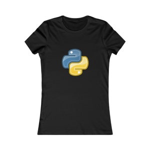 Op de afbeelding: Zwart T-shirt met een logo van de programmeertaal Python. Het logo is een gestileerde slang in blauw en geel. Het shirt heeft een ronde hals en korte mouwen, geschikt voor casual wear.
