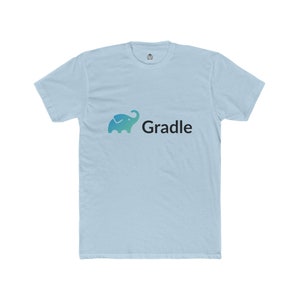 Op de afbeelding: Lichtblauw T-shirt met het woord "Gradle" in zwarte tekst en een blauw en groen olifantenlogo. Het shirt heeft een ronde hals en korte mouwen.