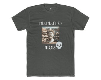 Puede incluir: Camiseta gris oscuro con las palabras "MEMENTO MORI" en blanco. La camiseta presenta una imagen de un busto de un emperador romano frente al Coliseo y una calavera blanca.