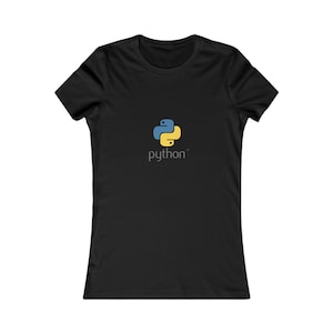 Puede incluir: Camiseta negra con el logo del lenguaje de programación Python en amarillo y azul. La palabra "python" está impresa debajo del logo en gris claro. La camiseta tiene cuello redondo y mangas cortas.