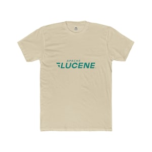 以下が含まれることがあります： ベージュのTシャツ。前面に「APACHE LUCENE」の文字がティール色でプリントされています。クルーネックで半袖です。テキストはシャツの前面に水平に配置されています。
