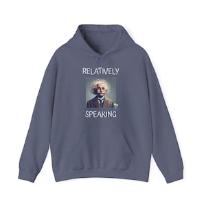 Puede incluir: Una sudadera azul con una imagen de Albert Einstein y el texto "RELATIVELY SPEAKING". La imagen de Einstein está en un marco rectangular. La sudadera tiene un bolsillo delantero y una capucha con cordón.