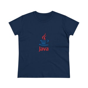 Puede incluir: Camiseta azul marino con el logo de Java. El logo es una taza azul con llamas rojas y la palabra "Java" en rojo. La camiseta está hecha de un material suave.
