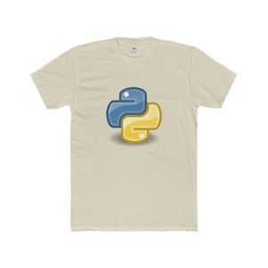 Op de afbeelding: Lichtbeige t-shirt met het logo van de programmeertaal Python. Het logo is een gestileerde slang in blauw en geel met een schaduweffect. Het shirt heeft een ronde hals en korte mouwen.