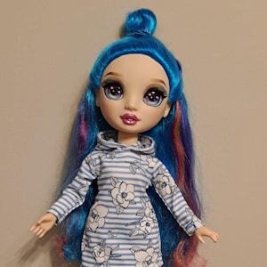 Robe rayée à capuche fleurie pour poupée Amaya arc-en-ciel de 61 cm (24 po) de hauteur