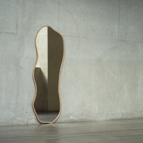 Miroir organique, forme asymétrique, design contemporain