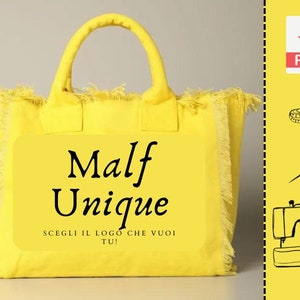 Può includere: Borsa tote gialla con bordi sfrangiati e un logo nero che dice "MAlf Unique" e "SCEGLI IL LOGO CHE VUOI TU!"