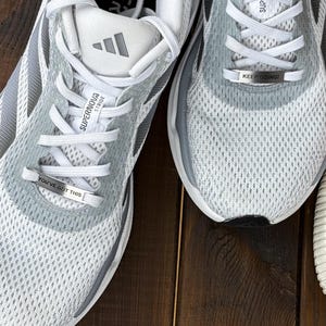 Metal shoe lace sharm, custom running shoe tag, personalized engraved shoe tag, gift for her, sneaker accessories, gifts for runners