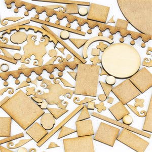 Puede incluir: Una colección de formas de madera sin terminar en varios tamaños y diseños. Las formas incluyen cuadrados, círculos, triángulos y piezas de borde decorativas. Las piezas son de color marrón claro y están dispuestas sobre un fondo blanco, para manualidades.