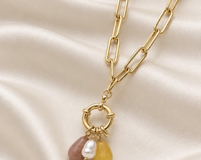 Gold-tone necklace with natural stone pendants – Modern and elegant! The luminous necklace that enhances all your outfits. Natural stone necklace!